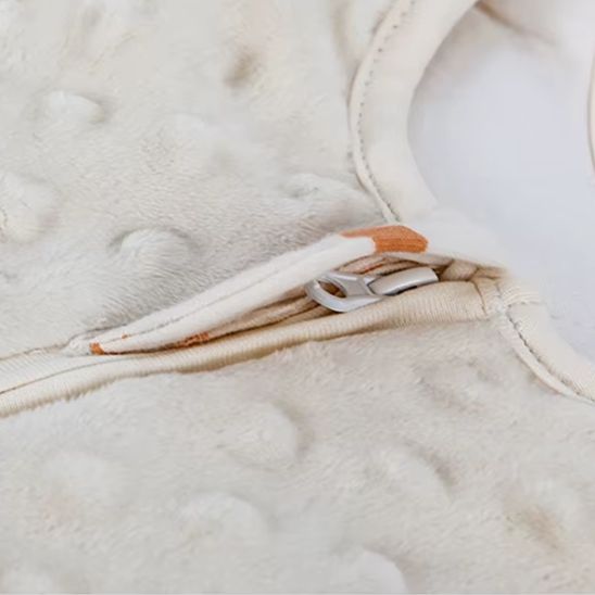 Détail protège-zip et minky ivoire à pois, gigoteuse sans manche renard.