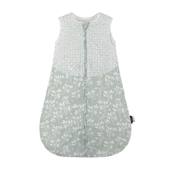 Packshot face de la gigoteuse sans manches bi-matière, zip central, coton bio, motif feuillage vert sauge.