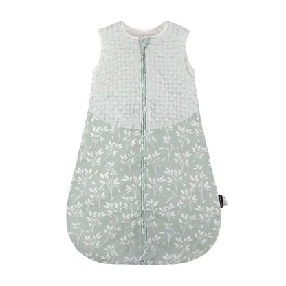 Packshot face de la gigoteuse sans manches bi-matière, zip central, coton bio, motif feuillage vert sauge.