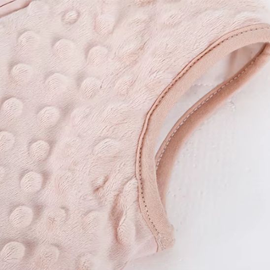 Zoom emmanchure et velours minky pois, gigoteuse rose poudré