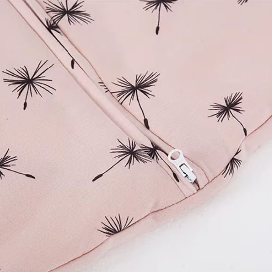 Détail zip bas et imprimé pissenlits anthracite sur coton rose