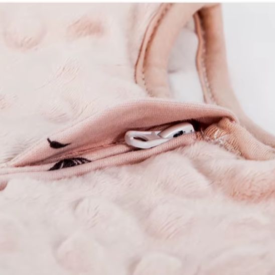 Détail protège-zip au col, velours minky rose, gigoteuse pissenlits