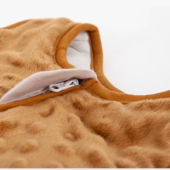 Galerie de détails de la gigoteuse bébé sans manches, velours moutarde et coton ivoire.
