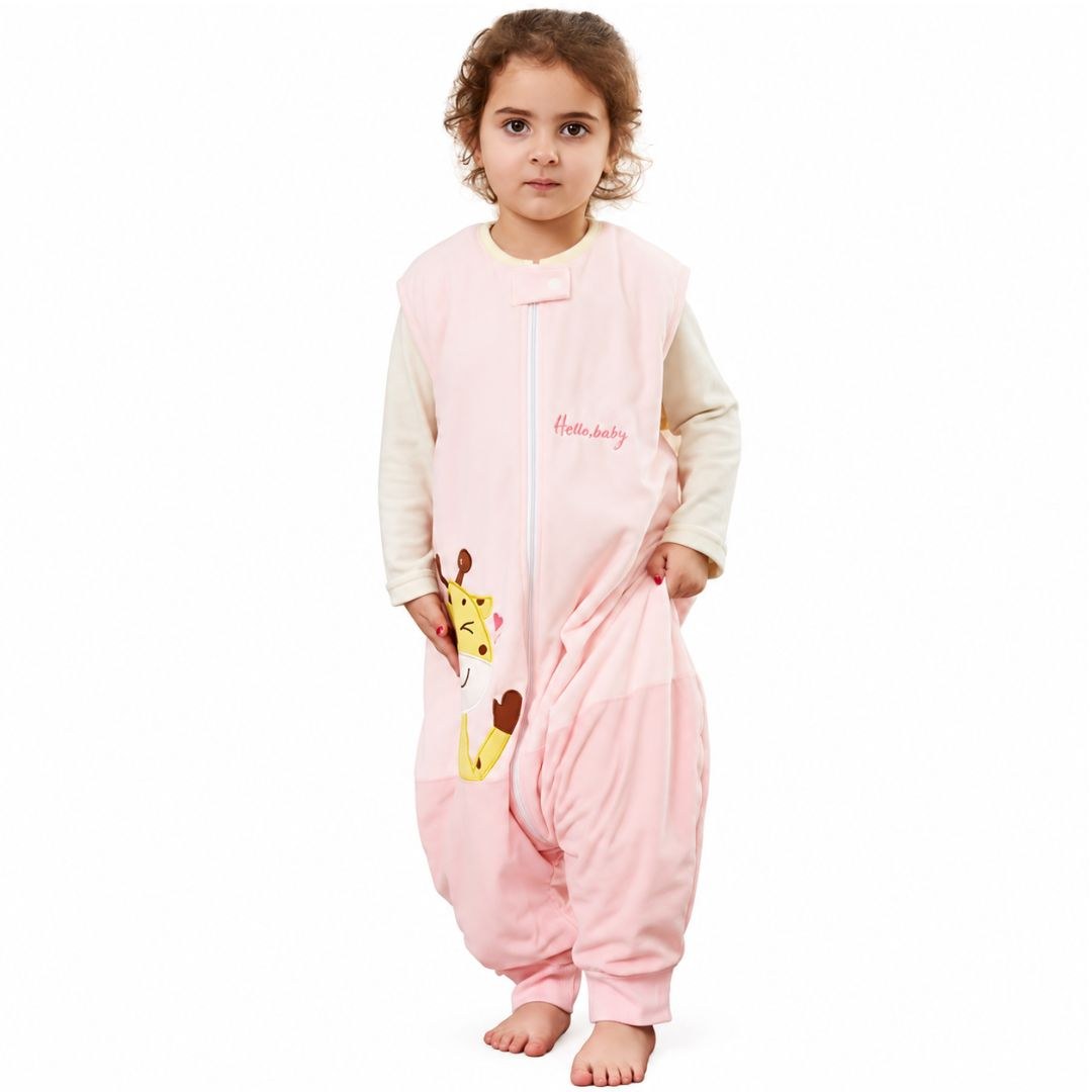 Gigoteuse enfant polaire rose brodée girafe, portée sur un pyjama manches longues