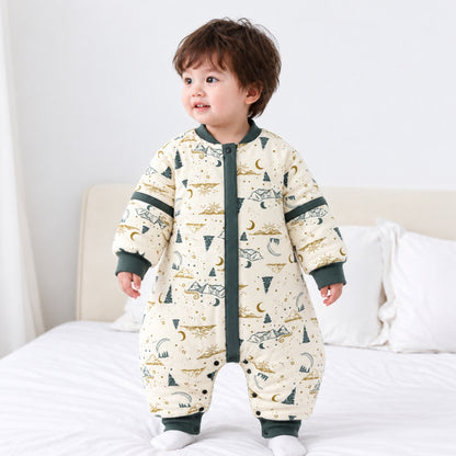 Enfant debout sur son lit en gigoteuse évolutive motif montagnes