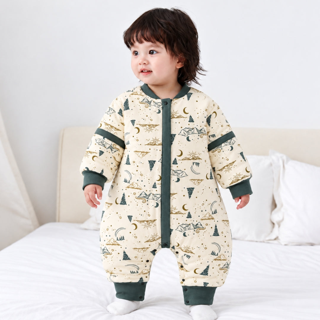 Bébé portant la gigoteuse évolutive à jambes, motif montagnes