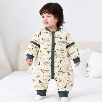Bébé portant la gigoteuse évolutive à jambes, motif montagnes