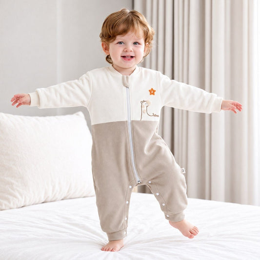 Enfant debout sur son lit en gigoteuse manche longue coloris café