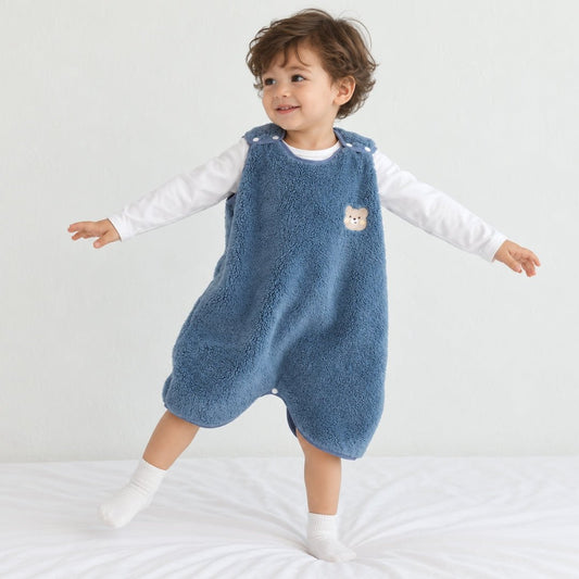 Enfant debout en gigoteuse polaire sans manche Doudou bleue avec ourson brodé