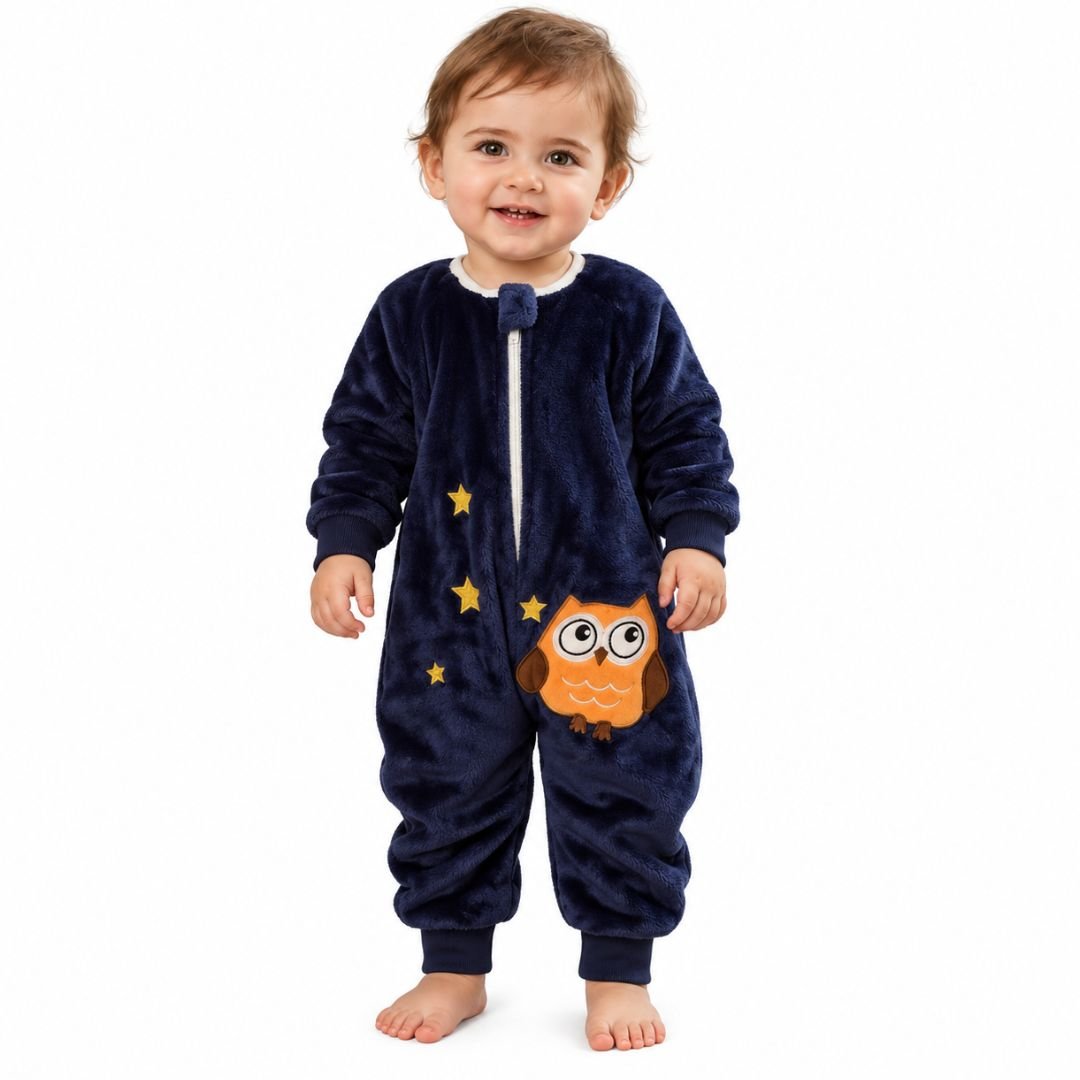 Gigoteuse pyjama bleu nuit avec hibou brodé et étoiles, portée par un enfant