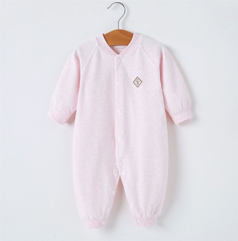 Détail col fermé grenouillère bébé maille douce sécurisée