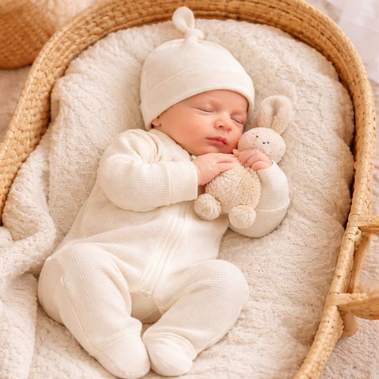 Grenouillère bébé unisexe zippée en maille gaufrée écru avec bonnet noué assorti