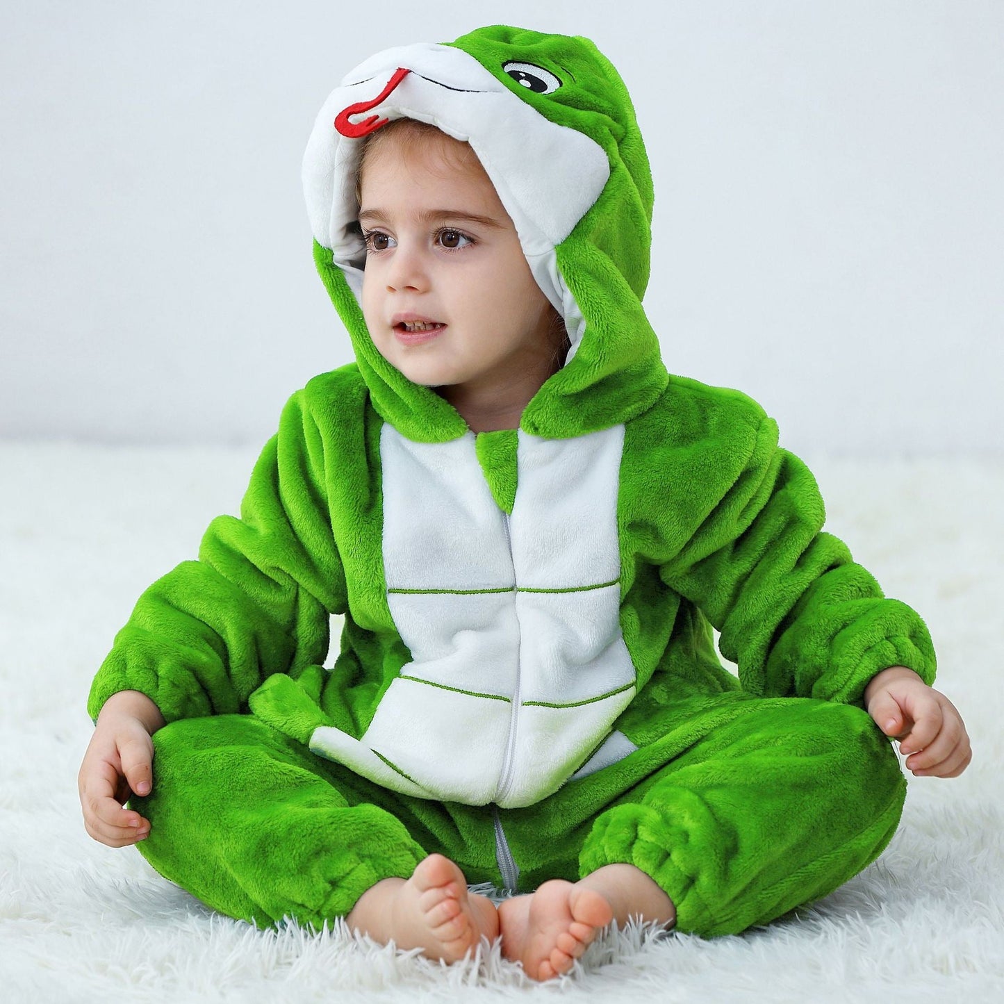 Halloween pyjamas bébé – combinaison dinosaure vert clair à capuche, ventre blanc contrasté