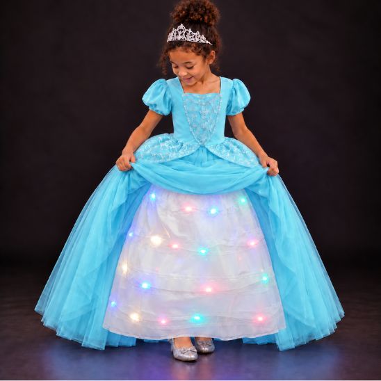 Fillette qui soulève sa robe de princesse bleue pour montrer le jupon lumineux porté en dessous