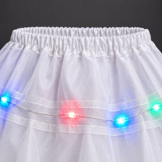 Gros plan sur la ceinture élastique satinée et les LED du jupon lumineux