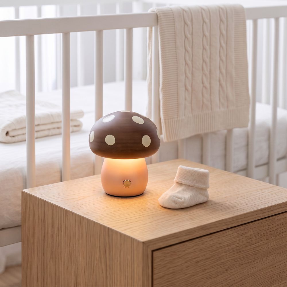 Lampe veilleuse bébé champignon Cacao dans une chambre de bébé