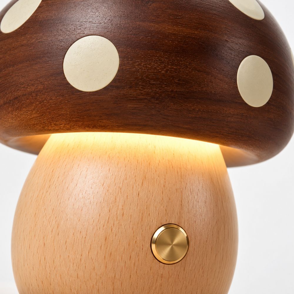 Gros plan sur le bouton tactile en laiton de la lampe veilleuse bébé en bois