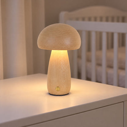Lampe veilleuse bébé champignon en bois sur une commode dans la chambre de bébé le soir