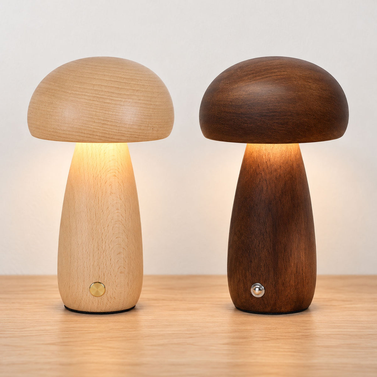 Lampe veilleuse bébé champignon en bois, modèles hêtre et noyer côte à côte