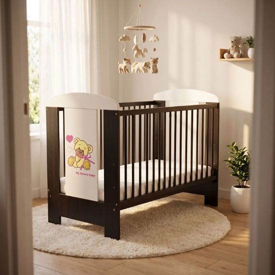 Lit à barreau bébé décor ourson vu depuis l'entrée de la chambre avec mobile animaux