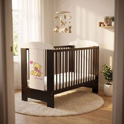 Lit à barreau bébé décor ourson vu depuis l'entrée de la chambre avec mobile animaux