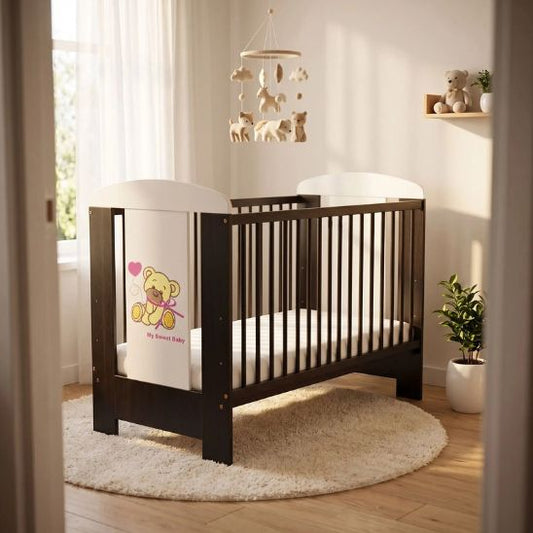 Lit à barreau bébé décor ourson vu depuis l'entrée de la chambre avec mobile animaux