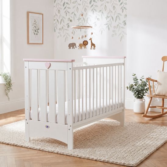 Lit bébé à barreau rose avec mobile animaux et décoration douce