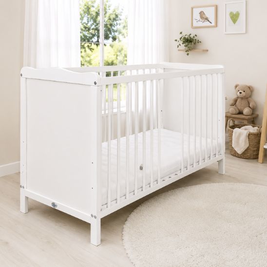 Lit bébé blanc dans une chambre naturelle lumineuse avec ours en peluche et tapis rond
