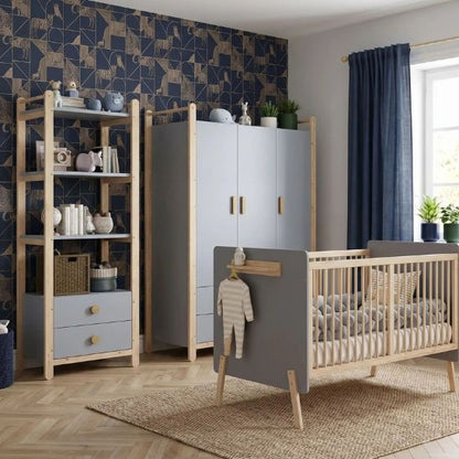 Lit bébé évolutif bois et gris dans une chambre garçon avec armoire et papier peint bleu marine