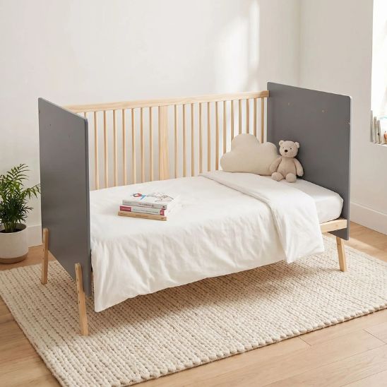 Lit bébé évolutif converti en lit enfant toddler bois et gris avec barrière retirée