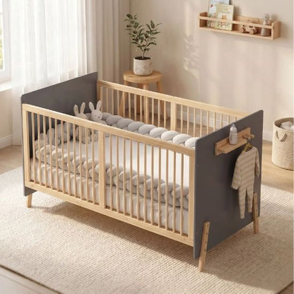 Lit bébé évolutif bois naturel et gris dans une chambre lifestyle unisexe avec tour de lit tressé