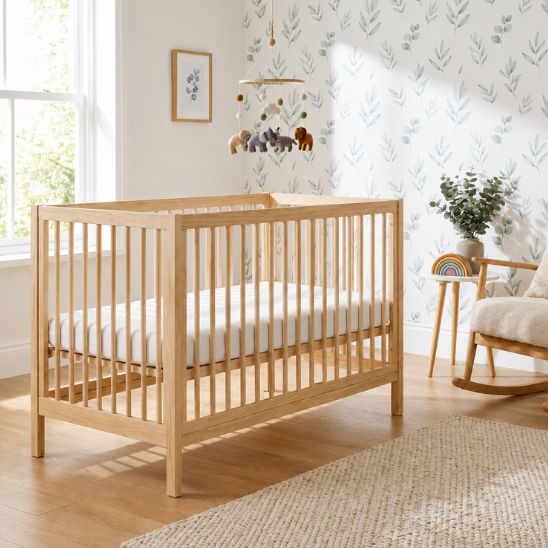 Lit bébé en bois naturel avec mobile musical animaux dans une chambre bébé lumineuse