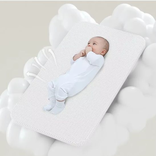 Lit cododo brun avec roulettes, chaleureux et raffiné pour bébé