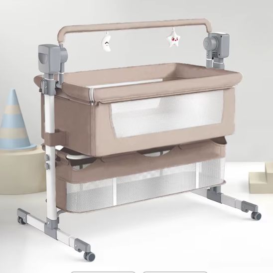 Détails du lit cododo avec rangements intégrés et jouets suspendus