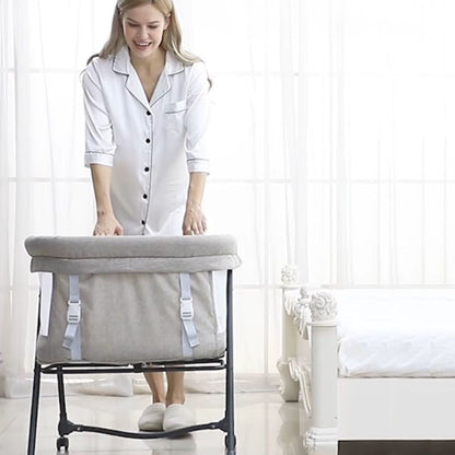 Lit cododo unisexe utilisé comme berceau bébé dans une chambre moderne