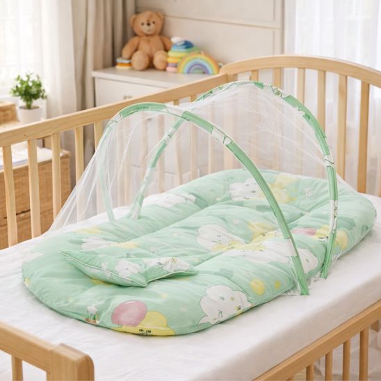 Lit moustiquaire bebe vert installé dans lit à barreaux bois chambre bébé