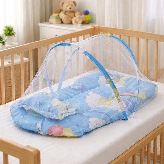 Lit moustiquaire bebe bleu installé dans lit à barreaux bois chambre bébé
