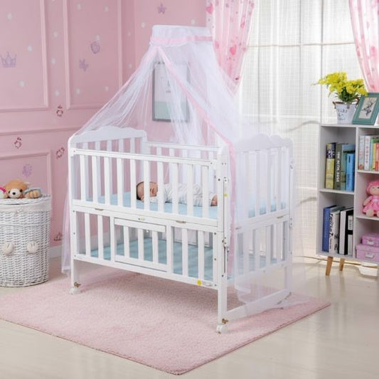 Lit moustiquaire bebe Spot Céleste blanc et rose dans chambre rose décorée bébé qui dort