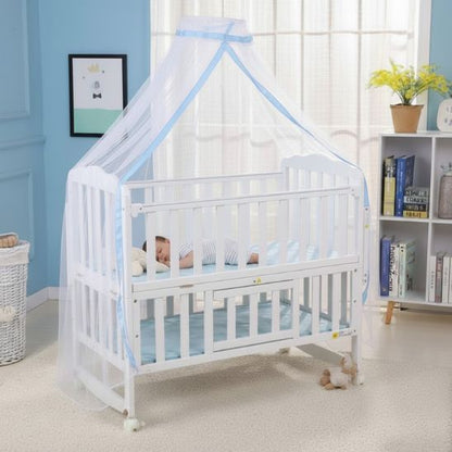 Lit moustiquaire bebe Spot Céleste blanc et bleu sur berceau blanc chambre bébé