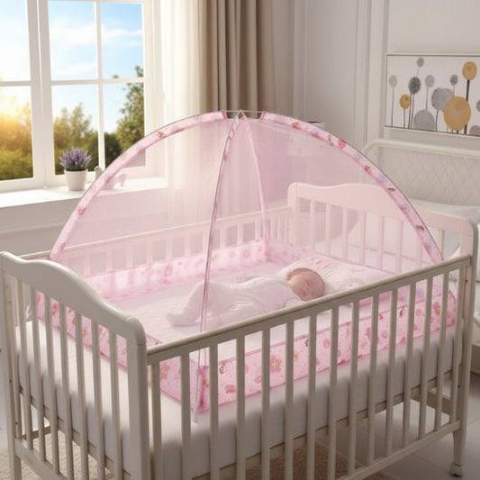 Lit moustiquaire bebe Spot Dôme rose sur lit à barreaux blanc bébé qui dort
