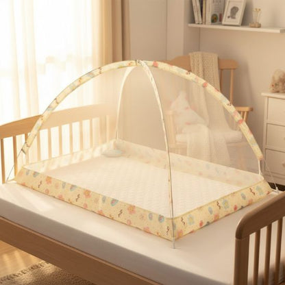 Lit moustiquaire bebe Spot Dôme beige posé sur lit à barreaux en bois naturel