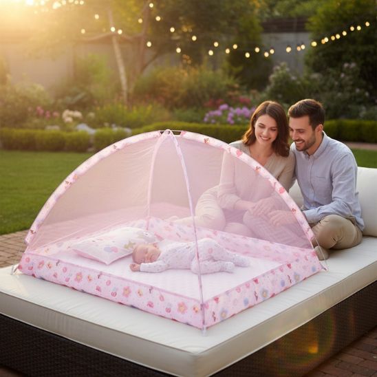 Lit moustiquaire bebe Spot Dôme rose en extérieur avec parents et nouveau-né
