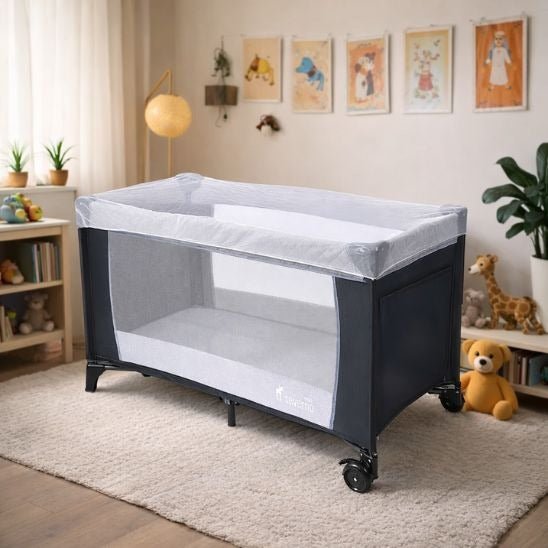 Entrée latérale zippée du lit parapluie bébé avec moustiquaire pour plus d’autonomie