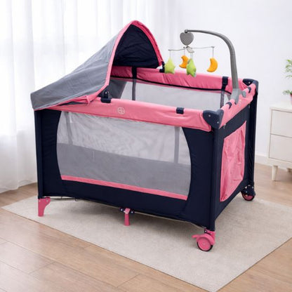 Lit parapluie bébé pliable avec mobile bébé utilisé comme parc bébé