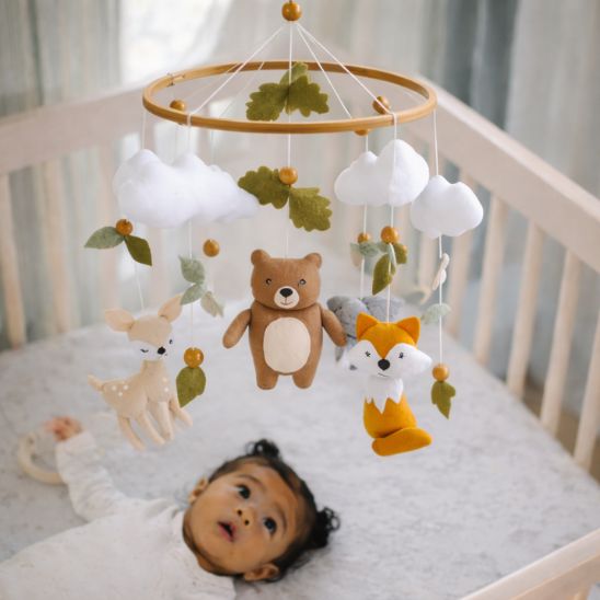 mobile bebe installe au dessus lit bebe decoration foret ambiance scandinave