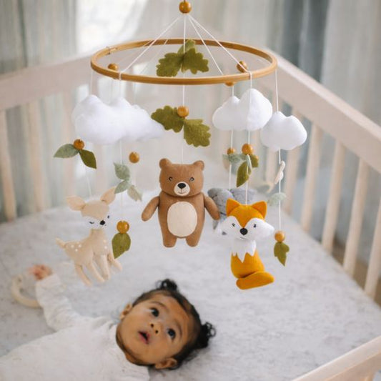 mobile bebe installe au dessus lit bebe decoration foret ambiance scandinave