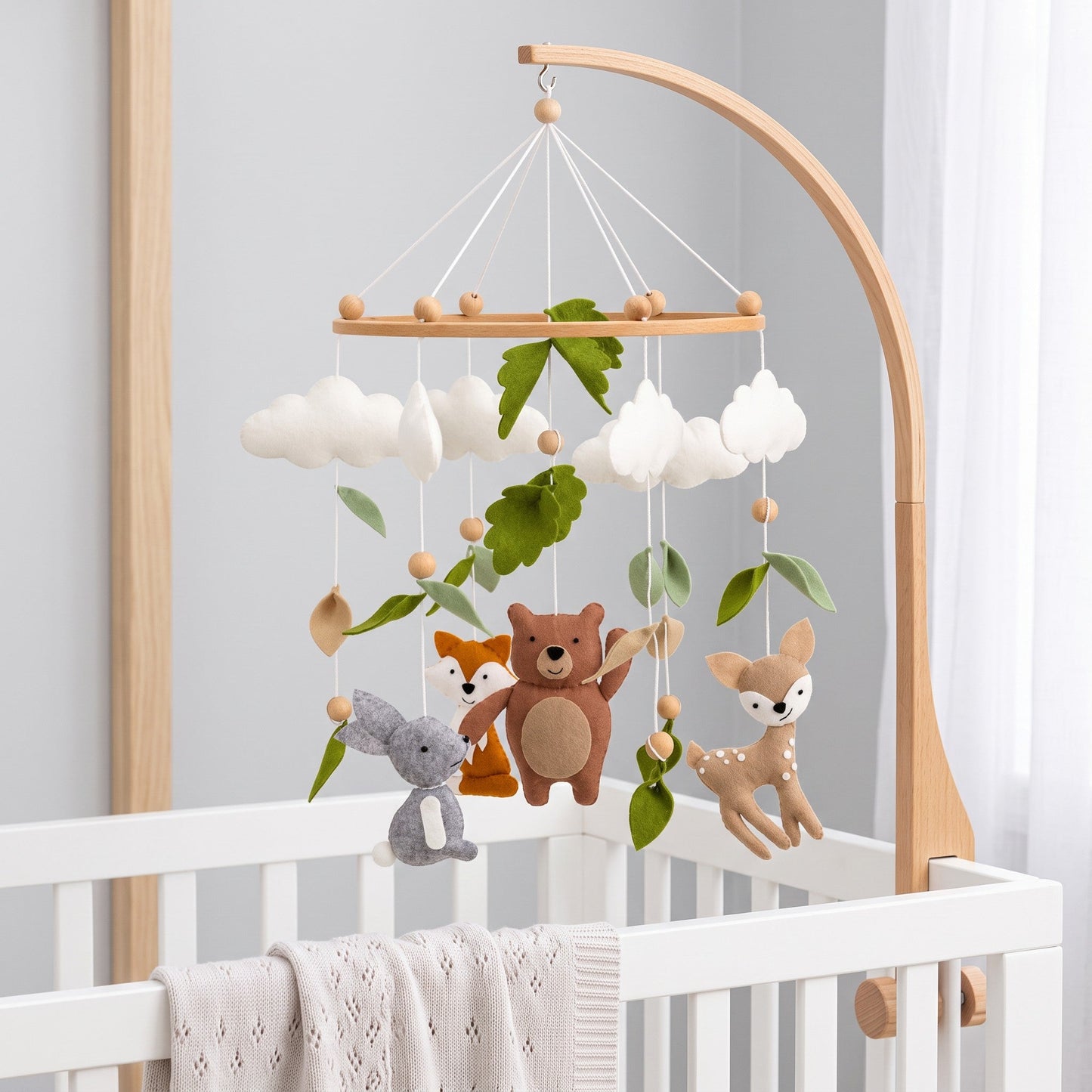 Mobile bébé Animaux de la forêt en feutrine avec bras de support en bois