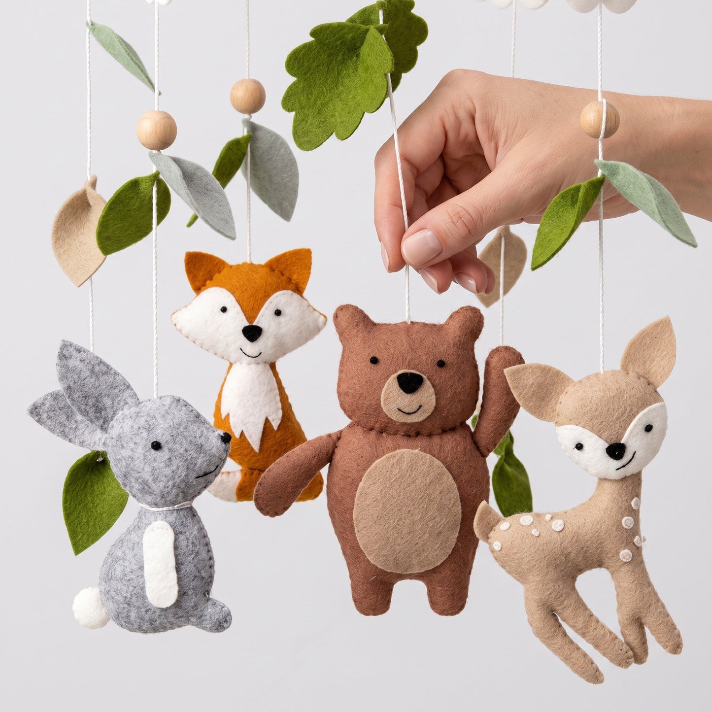 Mobile bébé Animaux de la forêt en feutrine – détail des figurines ours, renard, lapin et faon