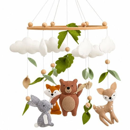 Mobile bébé animaux de la forêt en feutrine avec ourson renard lapin et faon suspendus à un anneau en bois naturel fond blanc