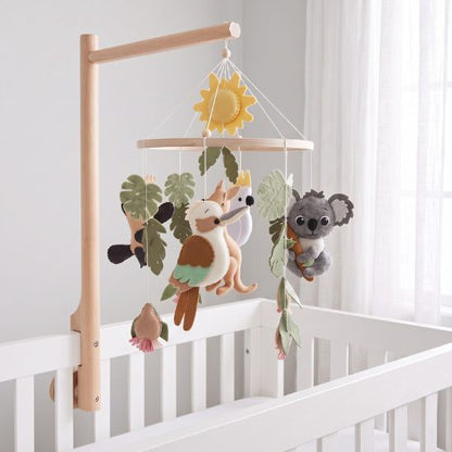 Mobile bébé Animaux Nature et Soleil installé avec un bras en bois naturel